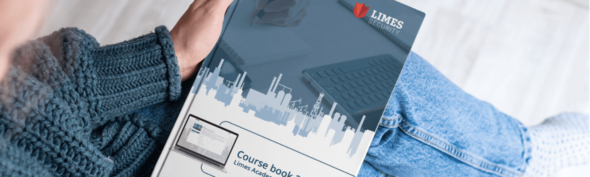 Eine Frau hält das Kursprogramm der Limes Security Academy in Händen